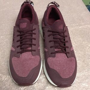 NEW BALANCE Sneakers (barely worn)